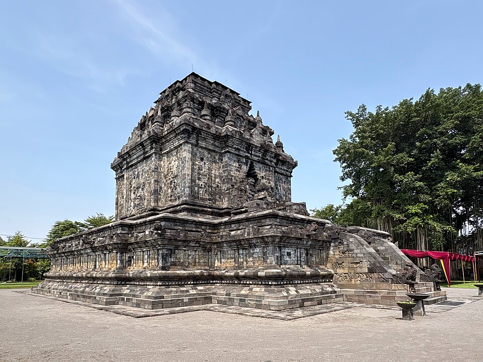 Candi Mendut, Mungkid, Jawa Tengah, Indonesia.