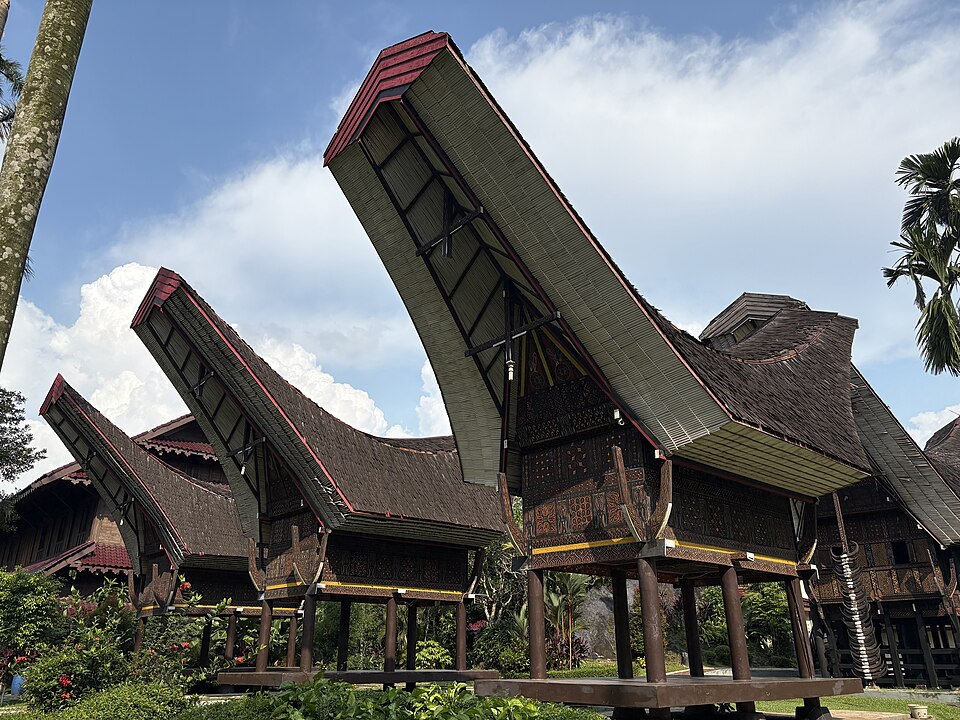 Bangunan berbentuk tongkonan pada Anjungan Sulawesi Selatan, Taman Mini Indonesia Indah.