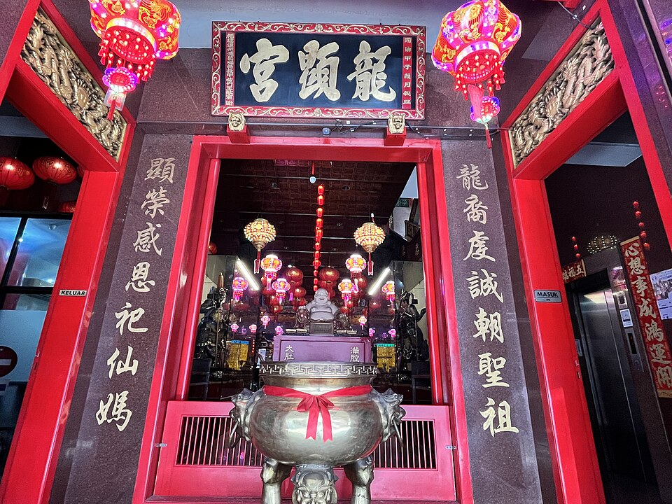 Ruang altar di interior Kelenteng Xian Ma.