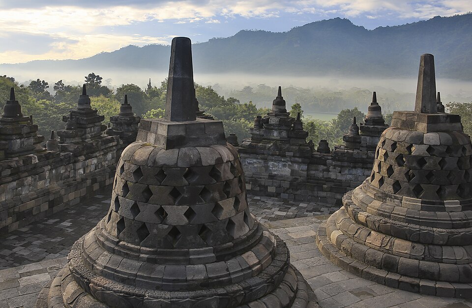 Stupa dan susunan teras Candi Borobudur sebagai contoh candi di Indonesia.