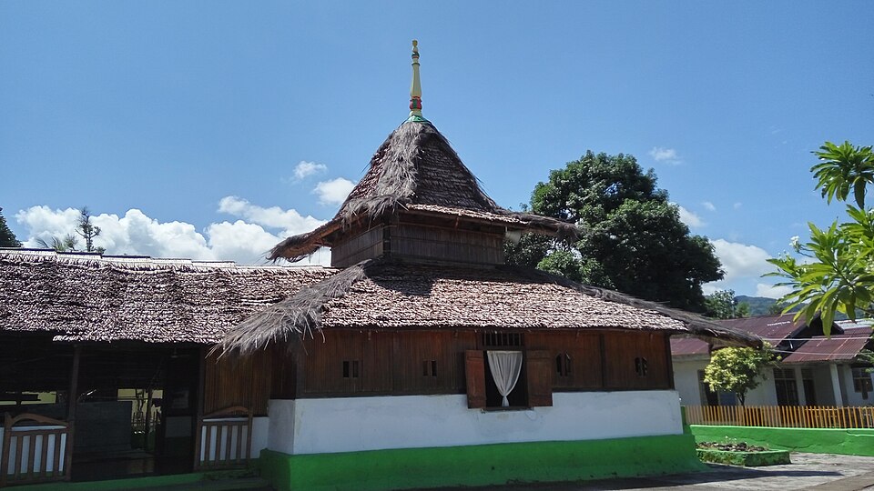 Masjid Tua Wapauwe, Kaitetu, Maluku, Indonesia.