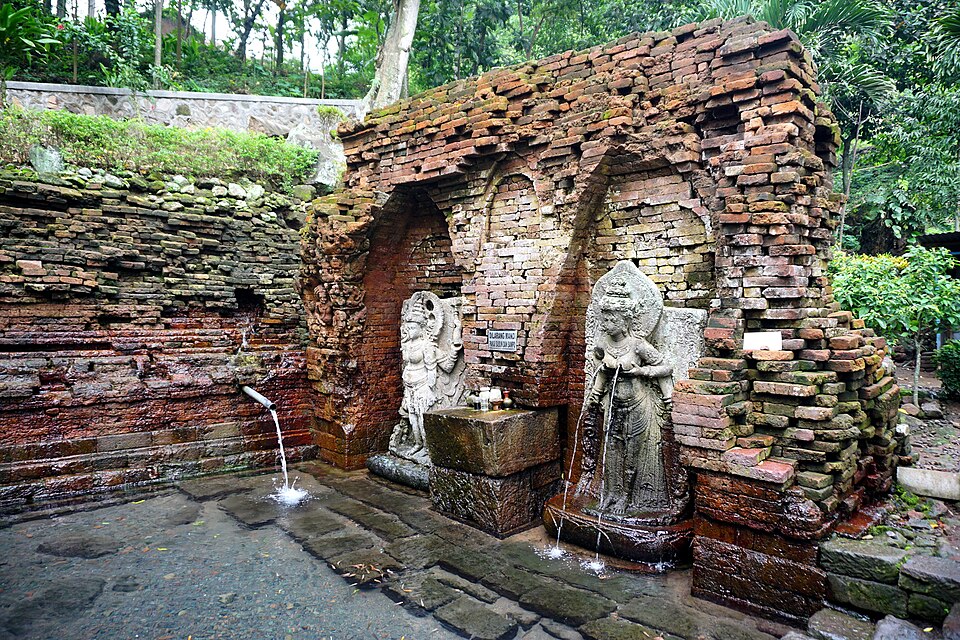 Petirtaan Belahan, Gempol, Jawa Timur, Indonesia.