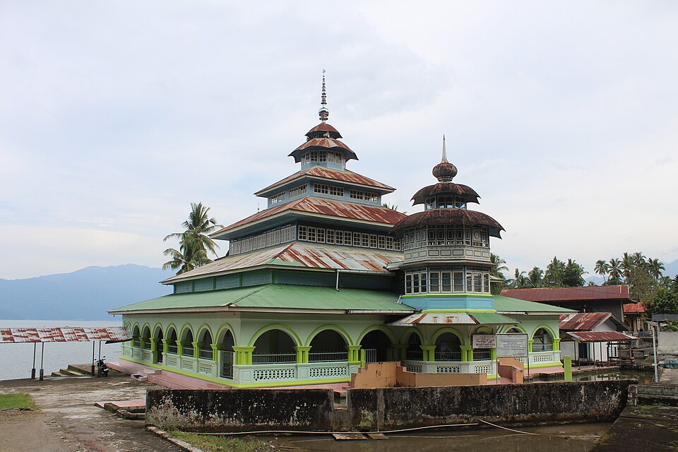 Masjid Ummil Qura, Maninjau, Sumatera Barat, Indonesia.