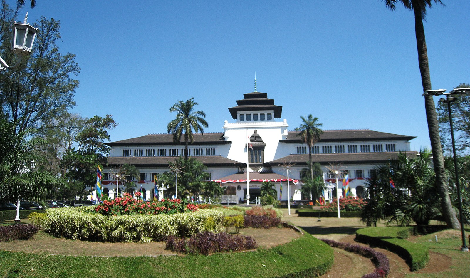 Tampak Gedung Sate dari halaman depan, Bandung.