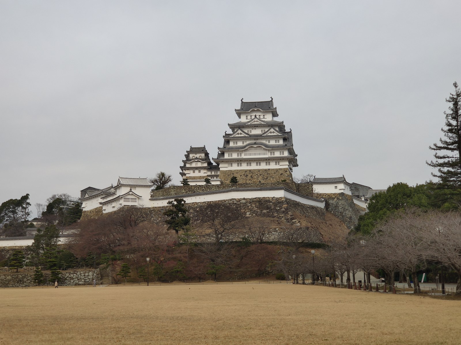 Tenshu (menara utama) Kastel Himeji, Jepang, dalam foto Desember 2020.