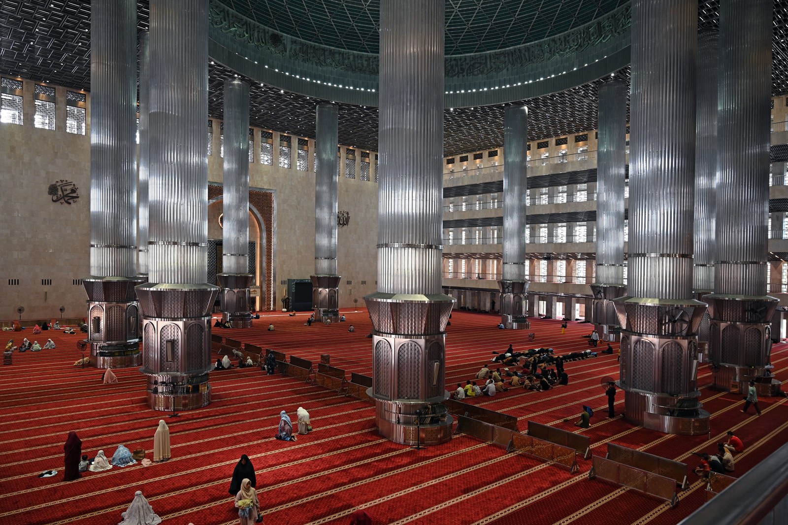Interior Masjid Istiqlal, Jakarta, dalam foto bertanggal tahun 2024 menurut sumber.