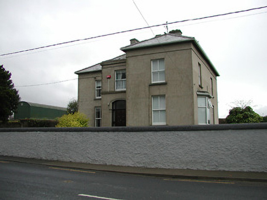 Foto perwakilan presbytery/parochial/curate's house, MOONCOIN, POLLRONE · NIAH 12328001, Mooncoin, pada rekaman NIAH 12328001.