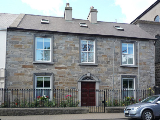 Foto perwakilan presbytery/parochial/curate's house, South Mall · NIAH 31212067, Westport, pada rekaman NIAH 31212067.