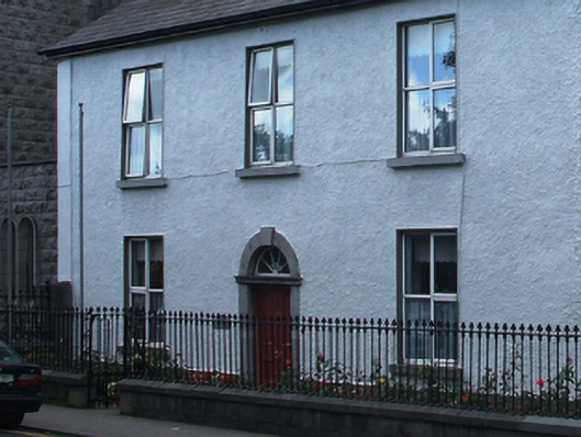 Foto perwakilan presbytery/parochial/curate's house, South Mall, James' Street · NIAH 31212069, Westport, pada rekaman NIAH 31212069.
