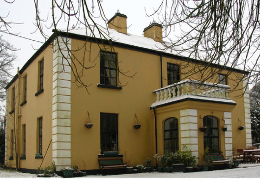 Foto perwakilan presbytery/parochial/curate's house, CLAREMOUNT · NIAH 31214001, Claremorris, pada rekaman NIAH 31214001.