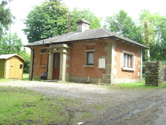 Foto perwakilan gate lodge, DRUMLAUNAGHT (Upper Loughtee By., Stradone ED) · NIAH 40402107, DRUMLAUNAGHT (Upper Loughtee By., Stradone ED), pada rekaman NIAH 40402107.
