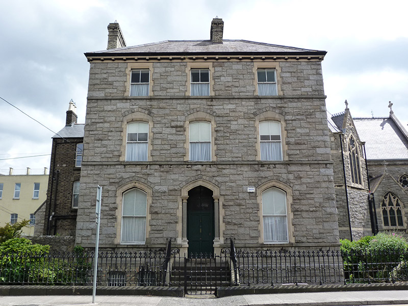 Foto perwakilan St. Kevin's Presbytery, Dublin 8, pada rekaman NIAH 50110377.