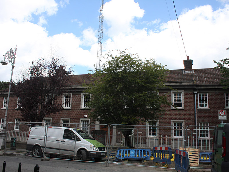 Foto perwakilan garda station/constabulary barracks, Harcourt Terrace, Charlemont Place · NIAH 50110473, Dublin 2, pada rekaman NIAH 50110473.