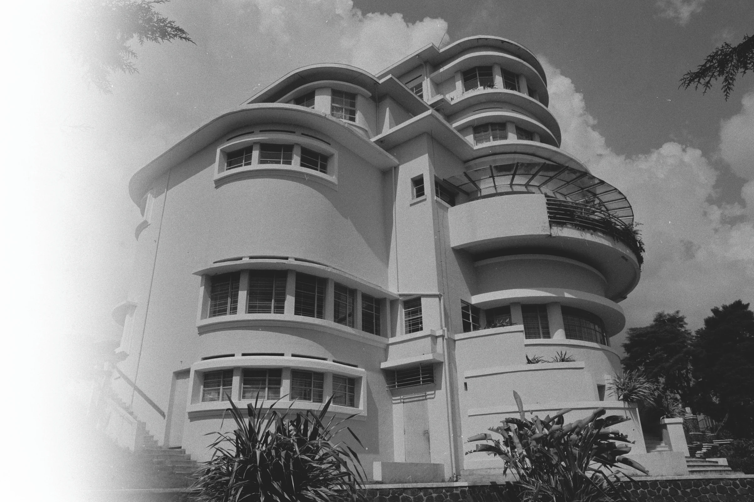 Villa Isola, Bandung, dalam koleksi Rijksdienst voor het Cultureel Erfgoed. Tanggal pengambilan foto tidak tercatat. Judul sumber memuat “1932”; angka tersebut tidak digunakan sebagai tanggal foto.