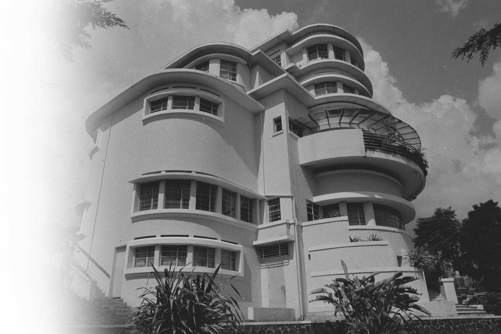Villa Isola, Bandung, dalam koleksi Rijksdienst voor het Cultureel Erfgoed. Tanggal pengambilan foto tidak tercatat. Judul sumber memuat “1932”; angka tersebut tidak digunakan sebagai tanggal foto.